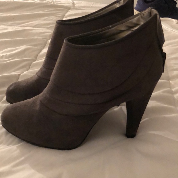 Grey suede booties - Picture 2 of 5